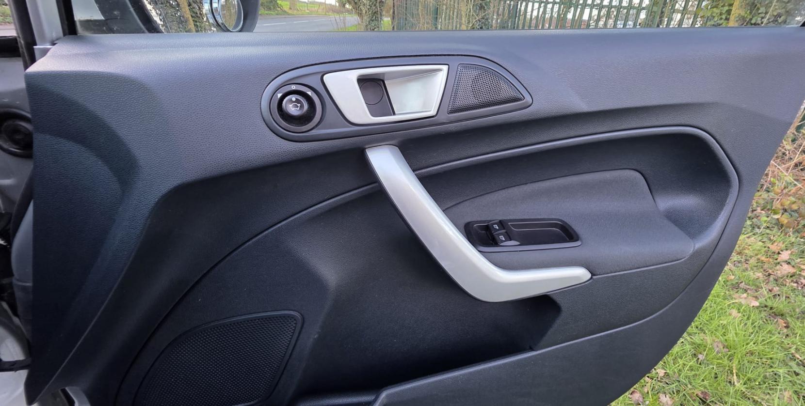 Ford Fiesta 1.4 Zetec Hatchback 5dr Petrol Automatic (154 g/km, 94 bhp)