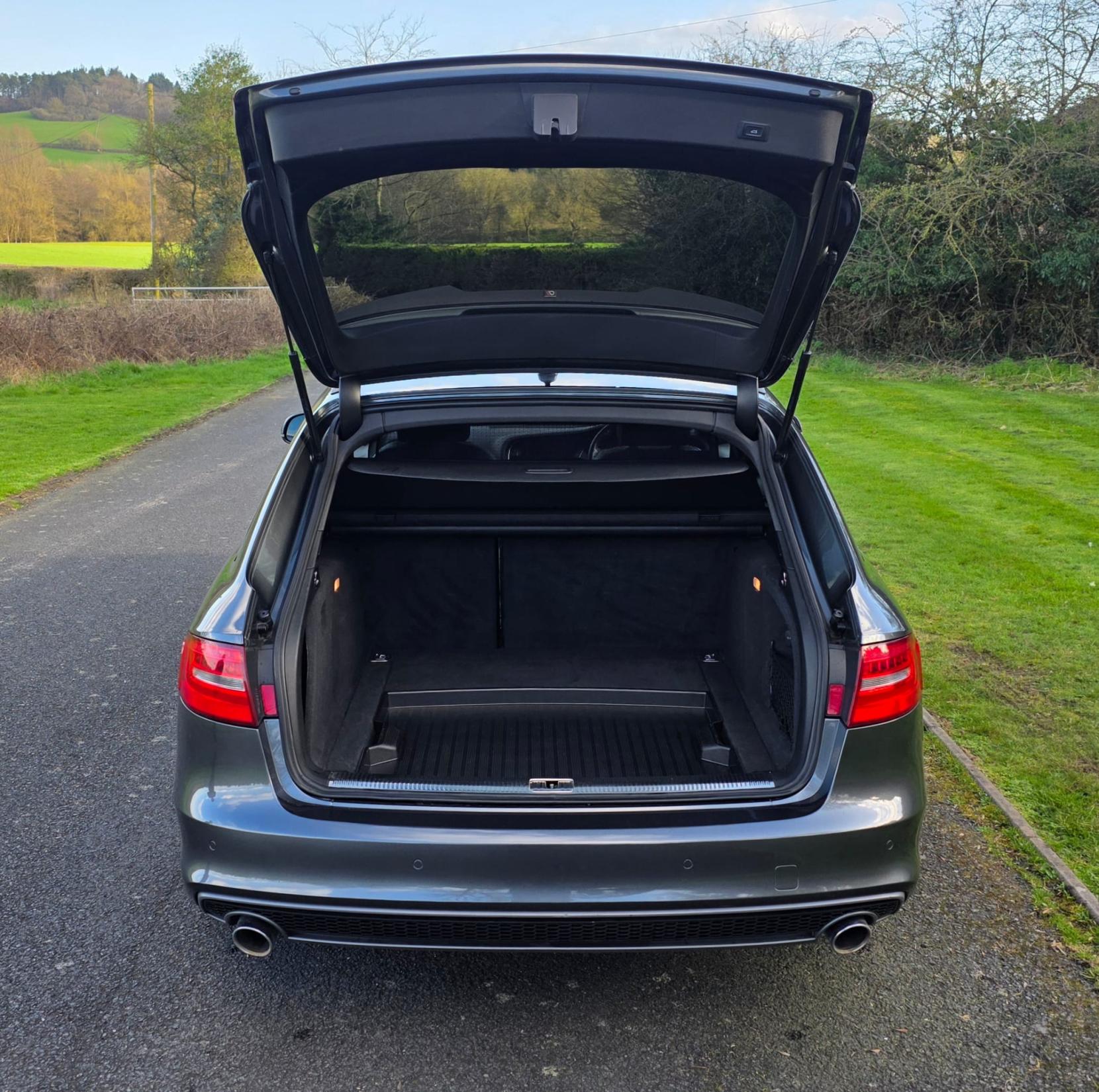 Audi A4 Avant 3.0 TDI V6 Black Edition Estate 5dr Diesel S Tronic quattro Euro 5 (s/s) (245 ps)