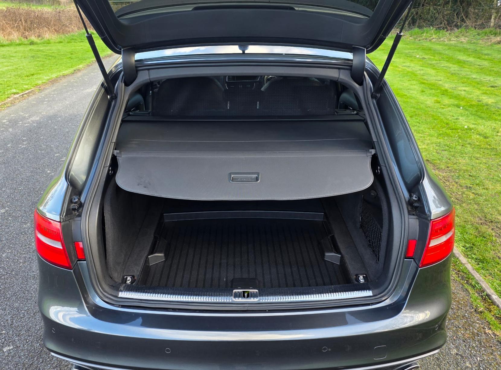 Audi A4 Avant 3.0 TDI V6 Black Edition Estate 5dr Diesel S Tronic quattro Euro 5 (s/s) (245 ps)