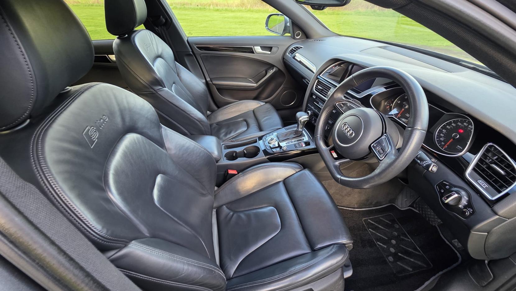 Audi A4 Avant 3.0 TDI V6 Black Edition Estate 5dr Diesel S Tronic quattro Euro 5 (s/s) (245 ps)