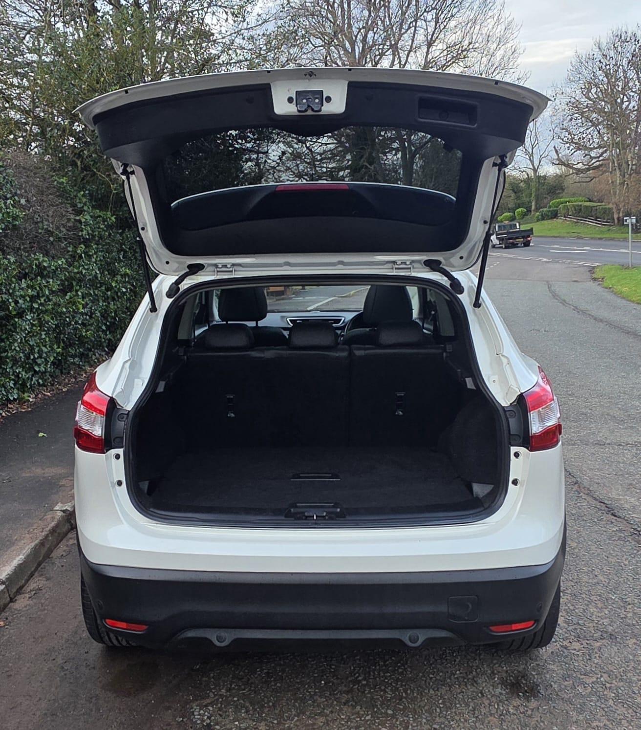 Nissan Qashqai 1.6 dCi Tekna SUV 5dr Diesel XTRON 2WD Euro 5 (s/s) (130 ps)