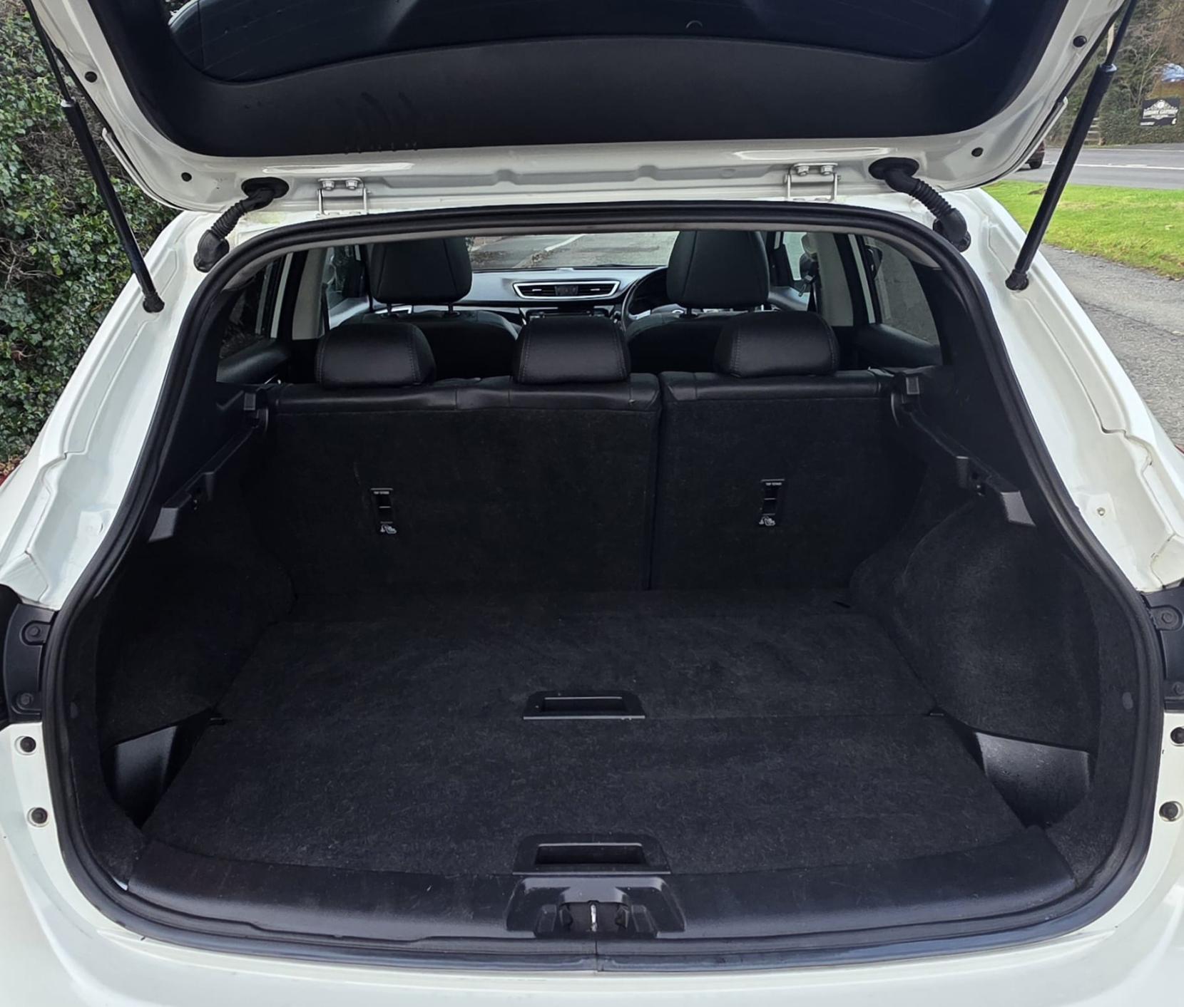 Nissan Qashqai 1.6 dCi Tekna SUV 5dr Diesel XTRON 2WD Euro 5 (s/s) (130 ps)