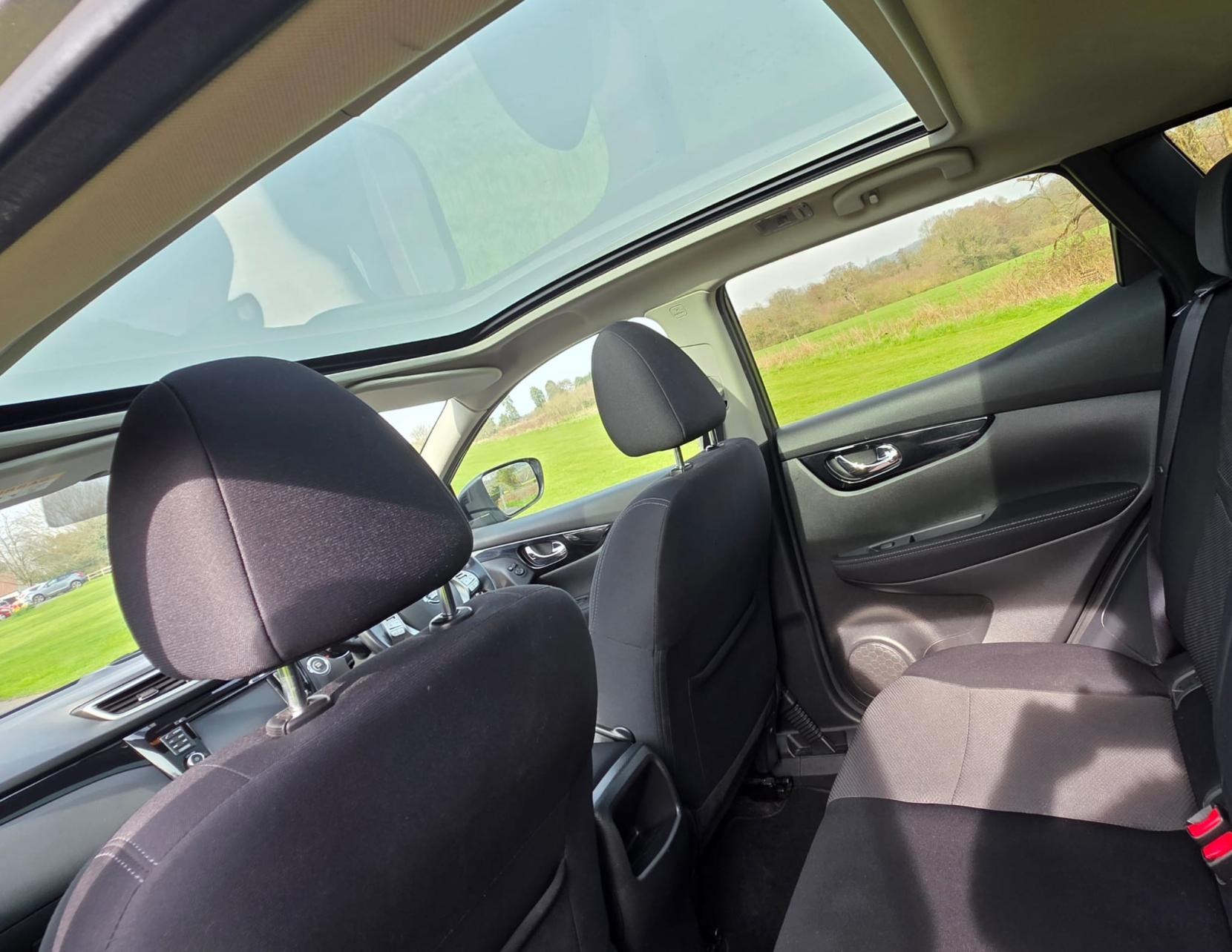 Nissan Qashqai 1.2 DIG-T N-Connecta SUV 5dr Petrol Manual 2WD Euro 6 (s/s) (115 ps)